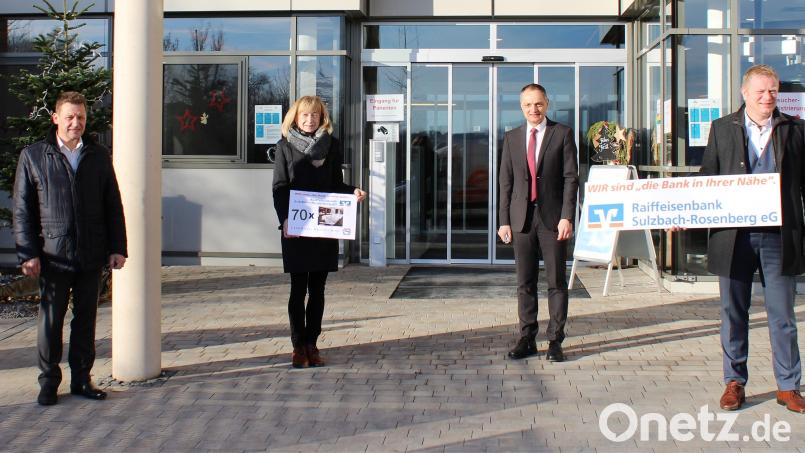 Von links: Raiffeisen-Vorstandsmitglied Erich Übler, Personalleiterin Heidi Hiltel, Krankenhaus-Vorstand Roland Ganzmann und Raiffeisen-Vorstandsmitglied Martin Sachsenhauser bei der Übergabe der Wellness-Gutscheine. Bild: Stephanie Fuchs/exb