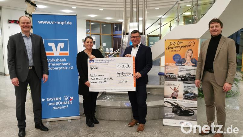 Der symbolische Scheck über 14 250 Euro wurde in der Geschäftsstelle Waldsassen übergeben. Von links die Geschäftsstellenleiter Andreas Rosner, Corinna Männer und Thorsten Meier zusammen mit Regionalmarktleiter Tilo Scharnagl. Bild: Volksbank Raiffeisenbank Nordoberpfalz/exb