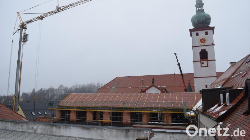 Das Dach auf dem Neubau des Rathauses II wird aktuell winterfest gemacht. Nach der Weihnachtspause geht es im neuen Jahr zügig weiter. Bild: szl