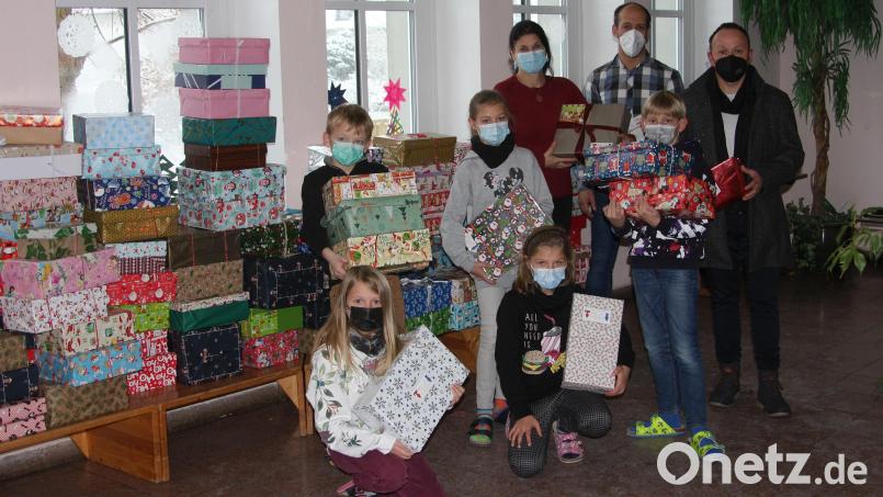 Weit über 100 bunte Kartons warteten in der Aula der Grundschule Wiesau auf die Abholung durch ehrenamtliche Mitarbeiter der Hilfsaktion Humedica. Organisiert wurde die Aktion vor Ort von Rektorin Inge Dick und vom Elternbeirat - vertreten durch Bernd Zwerenz und Nick Landstorfer. Bild: wro