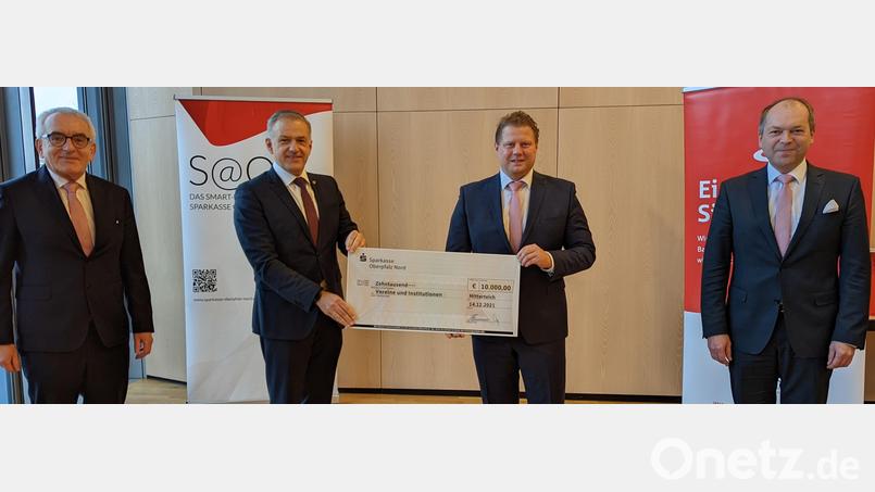 Vorstandsvorsitzender Ludwig Zitzmann, Landrat Roland Grillmeier, Bürgermeister Stefan Grillmeier und Vorstandsmitglied Hans-Jörg Schön (von links) waren bei der Scheckübergabe dabei. Bild: Sparkasse Oberpfalz Nord/exb