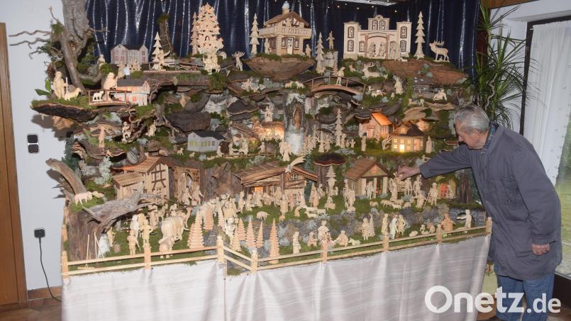 Über 300 Figuren bevölkern die Darstellung von Jesu Geburt bei Xaver Mark. Als letzte Figur platziert er den Zoiglwirt zwischen den Gebäuden mit dem Stall von Bethlehem und drumherum Leben mit viel Natur. Bild: fz