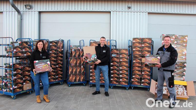 Natalie Schuster und Edeka-Inhaber Stefan Legat übergaben die Päckchen in Kemnath an Holger Pühl (von links). Bild: stg