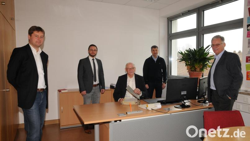 Geschäftsstellenleiter Dieter Schobert (sitzend) klappt symbolisch den Ordner zu. Seine Aufgabe übernimmt künftig der bisherige Kämmerer Sven Lederer (links). Bild: bey