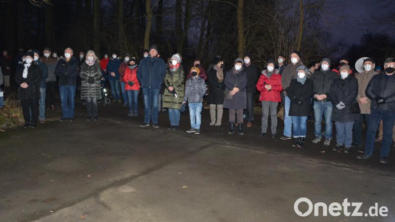Viele Gläubige waren zur Lourdesgrotte gekommen, die einen beeindruckenden Gottesdienst im Freien miterlebten. Bild: jr
