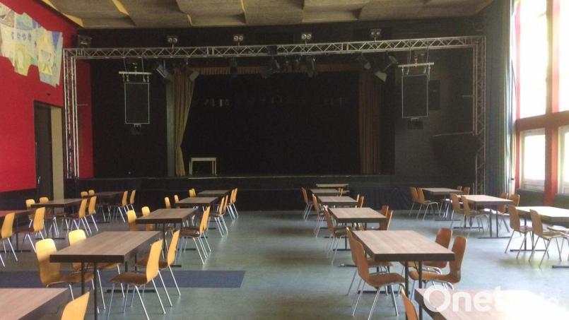 Sieht mit Tischen und Stühlen aus wie ein Kantine. Doch seit 2009 ist das Veranstaltungszentrum (VAZ) in Burglengenfeld zu einem Treffpunkt für viele Oberpfälzer geworden, die Rock, Schlager, Kabarett, Comedy und Laientheater mögen. Bild: Houschka