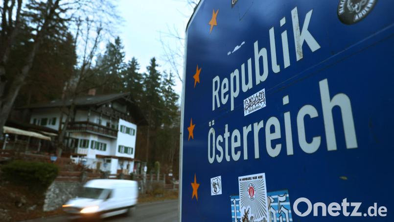 Wer von Bayern nach Österreich will, um billigen Sprit zu tanken oder einzukaufen, muss seit dieser Woche eine dritte Corona-Impfung vorweisen können, Archivbild: Karl-Josef Hildenbrand