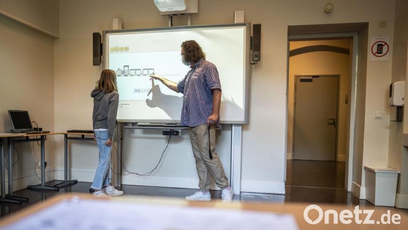Die Johann-Andreas-Schmeller-Mittelschule in Tirschenreuth bekommt zwölf digitale Tafeln. Dies beschloss der Stadtrat in der Dezembersitzung. Symbolbild: Frank Rumpenhorst/dpa