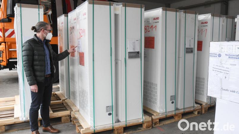 Im April wurden die ersten Luftreinigungsgeräte von den Mitarbeitern des städtischen Bauhofs (im Bild Bauhofleiter Daniel Tubifato) an die Weidener Schulen ausgeliefert. Sie müssen auch regelmäßig gewartet werden. Archivbild: Gabi Schönberger