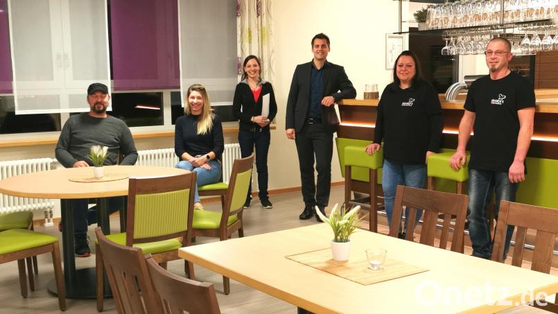 Bürgermeister Rudolf Teplitzky und Margit Boch (Stadtmarketing) freuen sich, dass mit den Gastronomen Johann und Anja Kramer (von rechts) sowie Andreas Meier und Karina Back (von links) ab 2022 wieder Leben ins Emil-Kemmer-Haus einkehrt. Das Restaurant (im Bild) eröffnet das Ehepaar Kramer im Januar. Bild: Portner