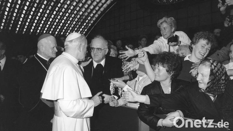 1988 reiste Pfarrer Anton Vogl (Dritter von links) mit Konnersreuthern nach Rom zur Seligsprechung von Pater Liberat Weiß. Dort kamen die Besucher auch Papst Johannes Paul II. ganz nah. Bild: Archiv Josef Rosner