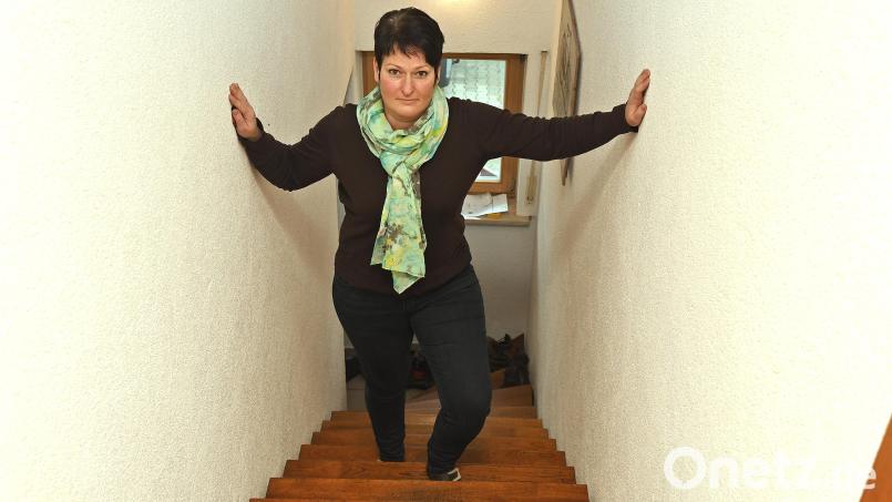 Die Treppe hinauf zu ihrer Wohnung im ersten Stock war für Birgit Birner noch lange nach der akuten Corona-Infektion eine echte Herausforderung. Bild: Petra Hartl