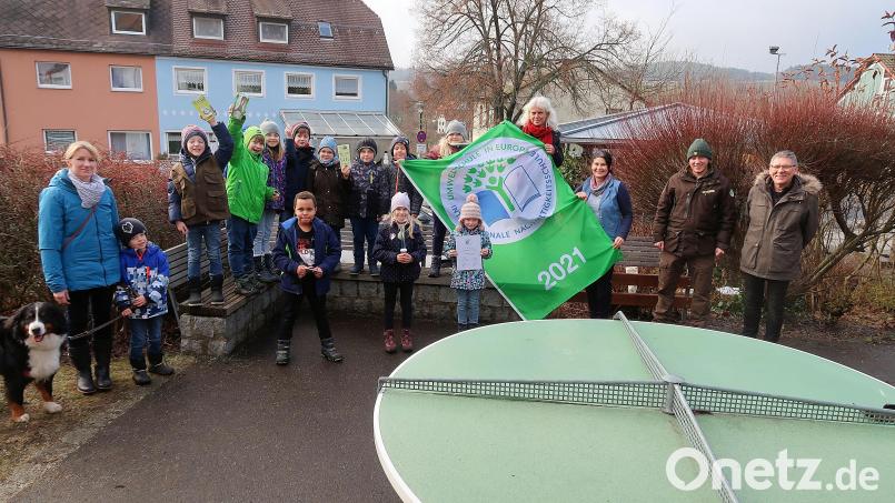 An der Friedenfelser Grundschule feierten Schulleiterin Inge Dick (Dritte von rechts) und Lehrerin Claudia Wölke (Vierte von rechts) mit den Kindern die erneute Auszeichnung für besonderes Engagement zur nachhaltigen Verbesserung der Schulumwelt. Bürgermeister Oskar Schuster und Naturpark-Ranger Jonas Ständer (von rechts) sowie Karin Gerolstein vom Elternbeirat (links) gratulierten. Bild: bsc