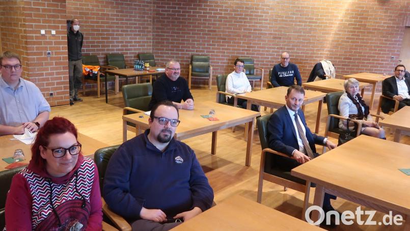 Oberbürgermeister Jens Meyer dankt den Sponsoren und Initiatoren des ersten Rollstuhltrampolins der Stadt, das am Hammerweg aufgebaut wurde. Bild: Kunz