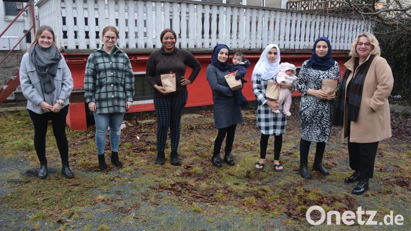 Denise Schmid und Annalena Fink-Haydari (von links) und AWO-Geschäftsführerin Heike Laube (rechts) überreichten diese Geschenke an vier Flüchtlingsfrauen in Mitterteich stellvertretend für die 80 Familien im Landkreis. Bild: jr