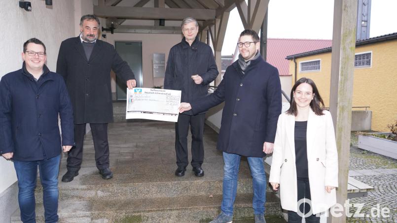 Die Spende wird gern angenommen: (von links) Alexander Anzer, Bürgermeister Josef Beimler, Pfarrer Norbert Götz, JU-Vorsitzender Florian Stahl und Laura Anzer. Bild: fvo