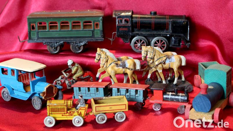 Das alte Blech- und Holzspielzeug, das für Buben bestimmt war, hat man auf dem Dachboden eines Tirschenreuther Bürgerhauses gefunden. Archivbild: pol