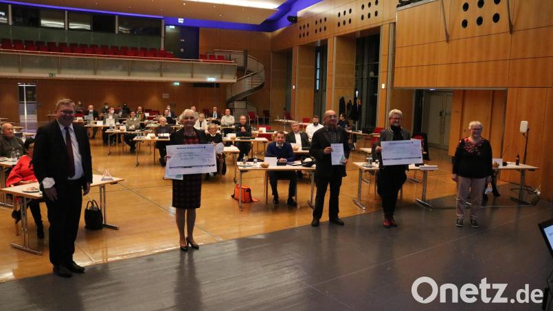Oberbürgermeister Michael Cerny (von links) mit Preisträgerin Karin Meixner-Nentwig und den Vertretern des ADFC Amberg-Sulzbach. Bild: wpt