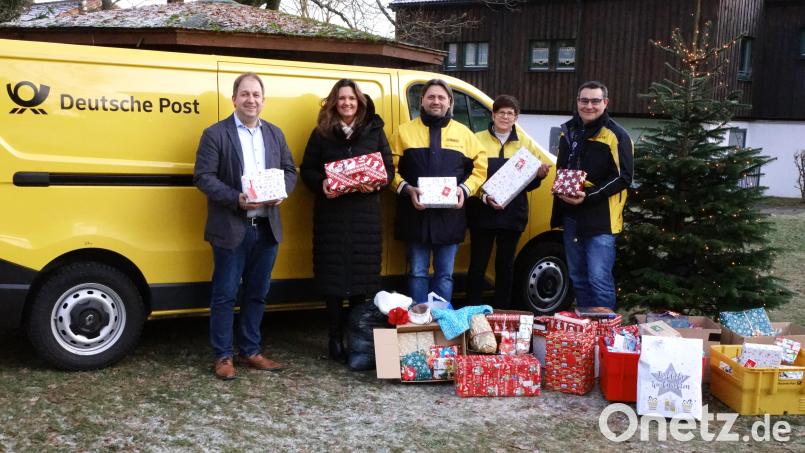 Mit einem Postauto voller Geschenkpakete waren (ab Zweite von links) Kerstin Scharf, Thorsten Hertel, Martina Pöllath und Holger Kunnert ins SOS-Kinderdorf gekommen. Für die Spenden dankte Leiter Holger Hassel (links). Bild: bkr