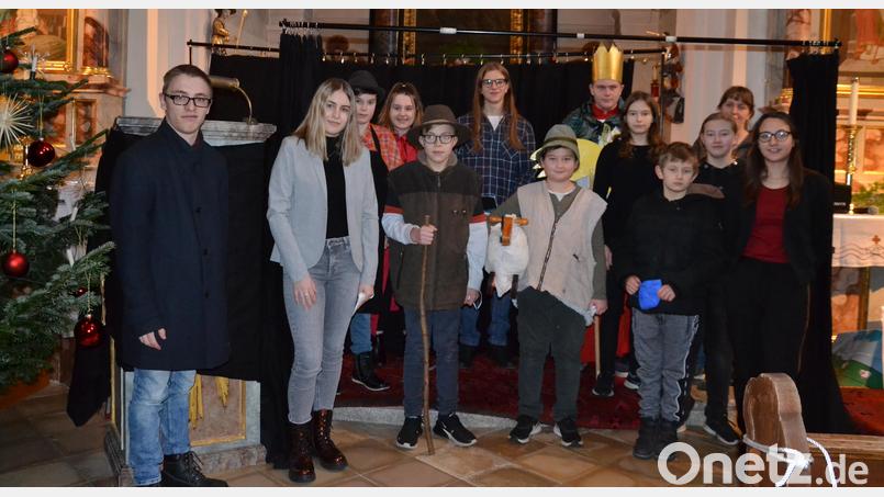 Ein besonderes Krippenspiel führten die Ministranten von Etzgersrieth in der Ortskirche auf. Verfasst und einstudiert mit den Ministranten hatte das Stück Jutta Steinhilber (rechts hinten). Auch Michael Steinhilber (links) bedankte sich bei den Mitwirkenden und Besuchern. Bild: gi