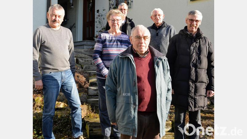 Lorenz Kummer (vorn, Mitte) nimmt die Glückwünsche von (von links) Georg Kustner (DJK Ehenfeld-Massenricht), Barbara Dolles (Senioren-Club), Sepp Falk (Männerchor), Alfred Hausmann (Senioren-Club) und Wolfgang Falk (Männerchor) entgegen. Bild: fdl
