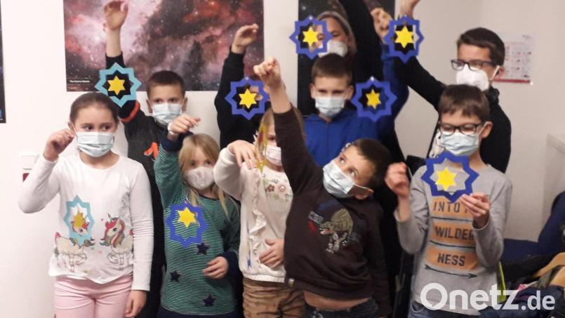 Gebastelte Sterne, aber auch Sterne am Himmel des Planetariums gab es beim evangelischen Kinderbibeltag in der Volkssternwarte Dieterskirchen zu sehen. Bild: wel