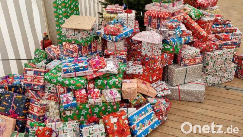 All diese Geschenkpakete haben die Vohenstraußer nach Altenahr gebracht. Gespendet von Menschen mit Herz. Woyschnitzkas Ehefrau Nina packte alles ein und verzierte die Pakete weihnachtlich. Sie brachten Kinderaugen zum Strahlen. Bild: doj