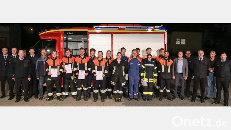 Alle 14 Aktiven aus den Feuerwehren Ensdorf, Wolfsbach und Emhof bestehen die Modulare Truppausbildung. Dazu gratulieren zahlreiche Ehrengäste und die Prüfer. Bild: egl