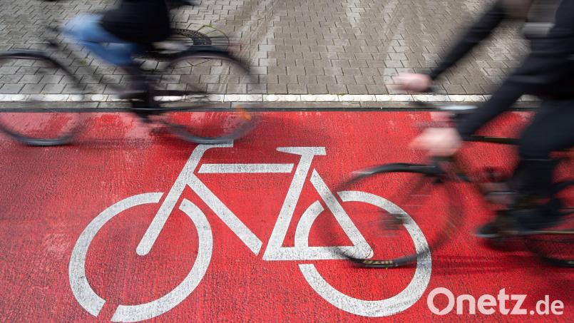 In Sulzbach-Rosenberg könnte es auf Radwegen an wichtigen Ein- und Ausfahrten schon bald mehr rote Markierungen geben. Symbolbild: Friso Gentsch/dpa