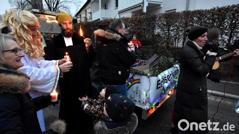 Bei dem Umzug mit dem Weihnachtsbulldog wurde einem warm ums Herz. Bild: Stephan Huber