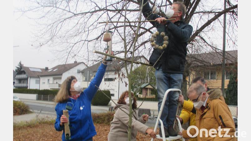 Das gemeinsame Bestücken des Futterbaumes. Bild: Carola Preißer/ARV/exb