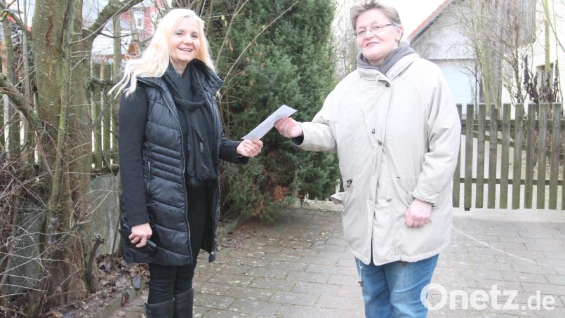 Gertraud Nickl (rechts) sagt Manda Kick "Vergelt's Gott" für die Spende. Bild: pi