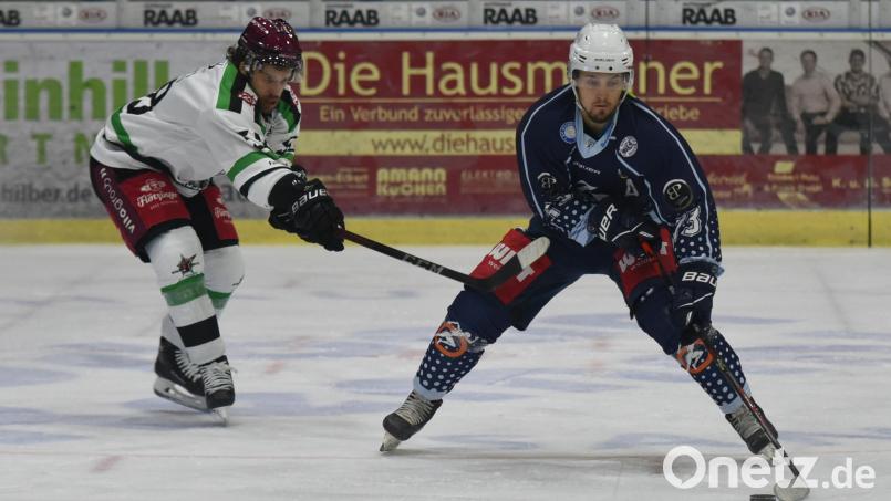 Tomas Rubes (rechts) entschied am Sonntag das Top-Spiel zwischen den Blue Devils und den Starbulls Rosenheim. In der 56. Minute verwandelte der Tscheche einen Penalty zum 3:2-Endstand. Archivbild: gb