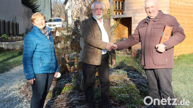 3.000 Euro spendete Steuerberater Berndt Fuhrich (Mitte) an die Kinderkrebshilfe der Region Oberpfalz-Nord. Dankbar nahmen Vorsitzender Herbert Putzer (rechts) und Beisitzerin Petra Troppmann die Spende entgegen. Bild: prh