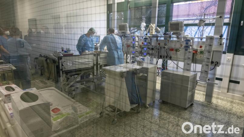 Krankenpfleger auf der Intensivstation. Sollten zu von ihnen gleichzeitig wegen Corona ausfallen, droht ein Engpass in der medizinischen Versorgung. Deswegen zählt diese Branche zu den &quot;kritischen Infrastrukturen&quot;. Symbolbild: Peter Kneffel/dpa