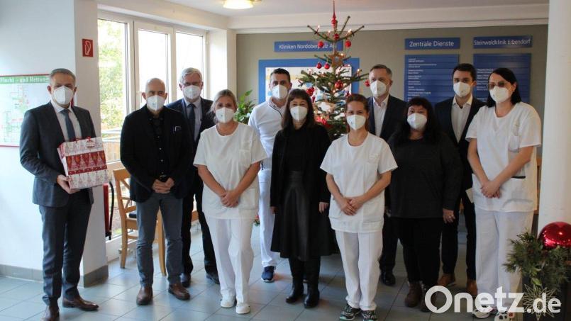 Landrat Roland Grillmeier und Klinken Vorstand Michael Hoffmann überreichten an die Mitarbeiter der Geriatrischen Rehabilitation Erbendorf kleine Präsente. Bild: Kliniken Nordoberpfalz/exb