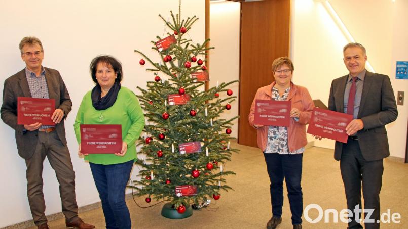 Personalchef Walter Brucker, Personalratsvorsitzende Ramona Wiesent, Pia Stevens vom Initiaktivkreis sowie Landrat Roland Grillmeier (von links) präsentieren die Gastronomie-Gutscheine für die Mitarbeiter des Landratsamts Tirschenreuth. Bild: Fabian Polster/Landratsamt/exb