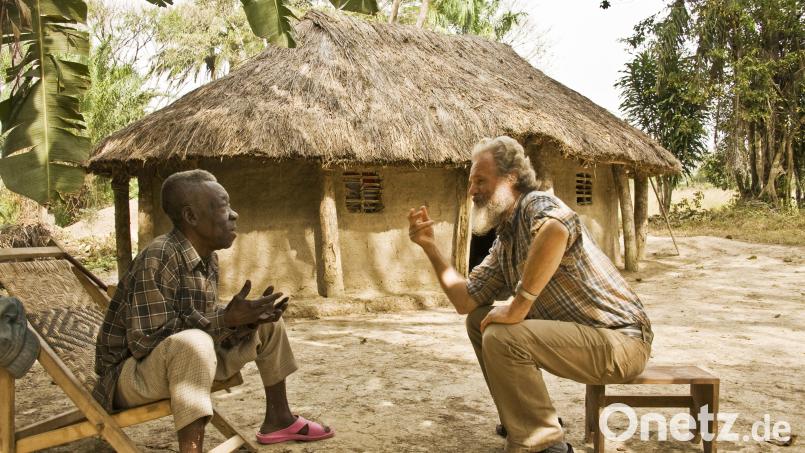 Pater Ferdinand bemüht sich ständig um das Wohl seiner Pfarrangehörigen im afrikanischen Busch. Bild: gi