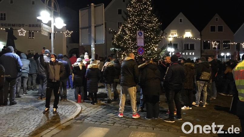 Ihrem Unmut gegen die Coronapolitik machten sich 1400 Leute auf dem Schwandorfer Marktplatz Luft. Bild: ihl