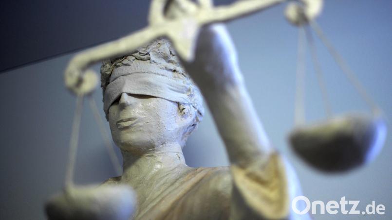 Das Landgericht Weiden verurteilte einen 26-Jährigen wegen versuchter Körperverletzung zu einer Bewährungsstrafe. Symbolbild: Peter Steffen/dpa