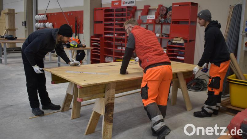 In der Themenwoche Stahlbeton beschäftigten sich die Azubis der Kassecker-Gruppe auch mit dem Thema Schalung. In der Ausbildungshalle konnten sie praktisch daran arbeiten. Bild: lue
