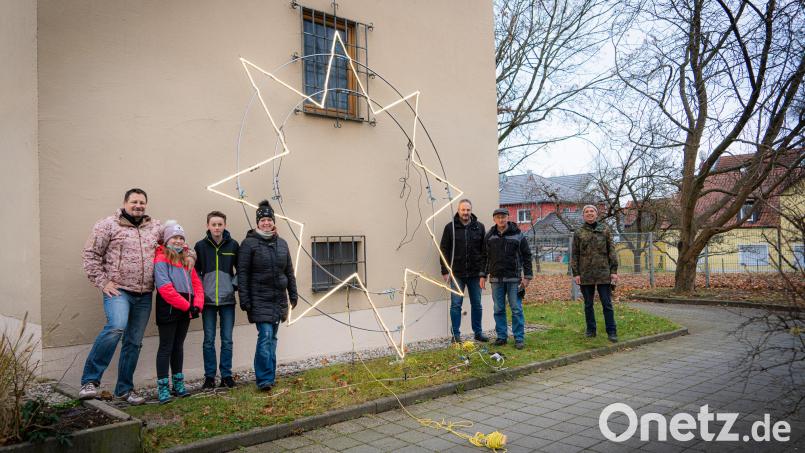 Mitglieder der Kolpingsfamilie erneuerten die Elektrik des Sterns. Bild: Holger Wild/exb