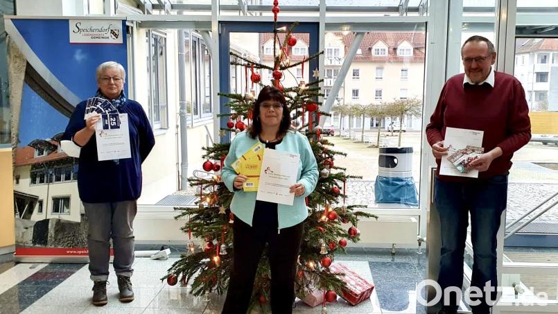 Heidi Lauterbach und Dolores Longares-Bäumler (von links) haben heuer Gutscheine zu bedürftigen Familien zu einsamen Senioren gebraucht. Für diese Aktion dankte ihnen Zweiter Bürgermeister Rudi Heier. Bild: luk