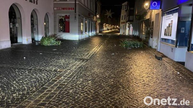 In der Georgenstraße in Amberg wurden mehrere Weihnachtsbäume beschädigt. Bild: Sebastian Graf