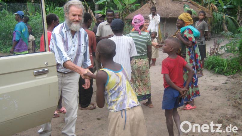 Pater Ferdinand bemüht sich ständig um das Wohl seiner Pfarrangehörigen im afrikanischen Busch. Besonders die Kinder sind ihm ein großes Anliegen. Bild: gi