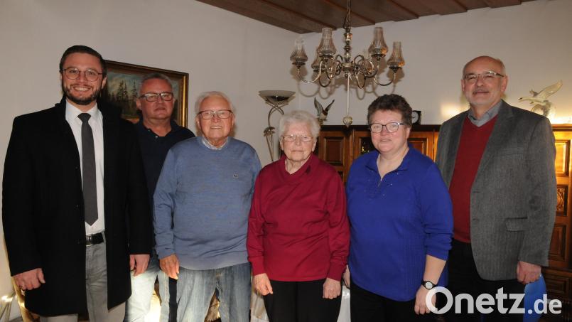 Heidi Pichl feiert 85. Geburtstag. Bruder Georg und Tochter Ulrike haben die Schwester und Mutter in ihre Mitte genommen. Auch Bürgermeister Ernst Lenk (links) und zweiter Bürgermeister Josef Robl (rechts) gratulieren ebenso wie Neffe Lothar Bösl (Zweiter von links). Bild: bey
