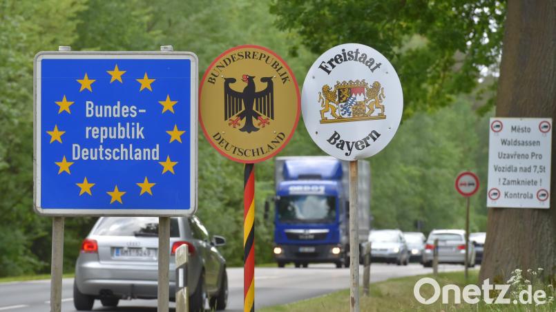 Fahrzeuge überqueren die deutsch-tschechische Grenze. Symbolbild: Slavomír Kube