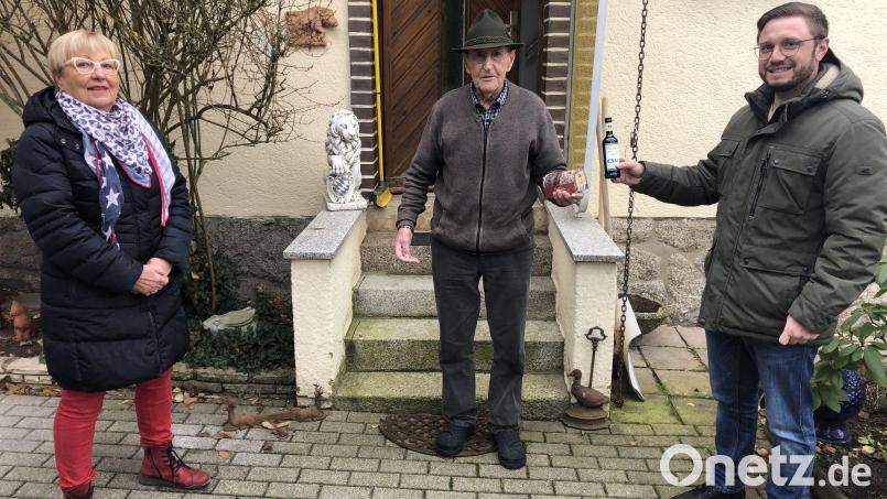 Zeit für ein Pläuschchen muss sein, vor allem bei einem Besuch bei Josef Hoschopf (Mitte). Er ist mit 97 Jahren der älteste Schirmitzer und freut sich über den Besuch von Bürgermeister Ernst Lenk (rechts) und der stellvertretenden CSU-Ortsvorsitzenden Inge Schneider.