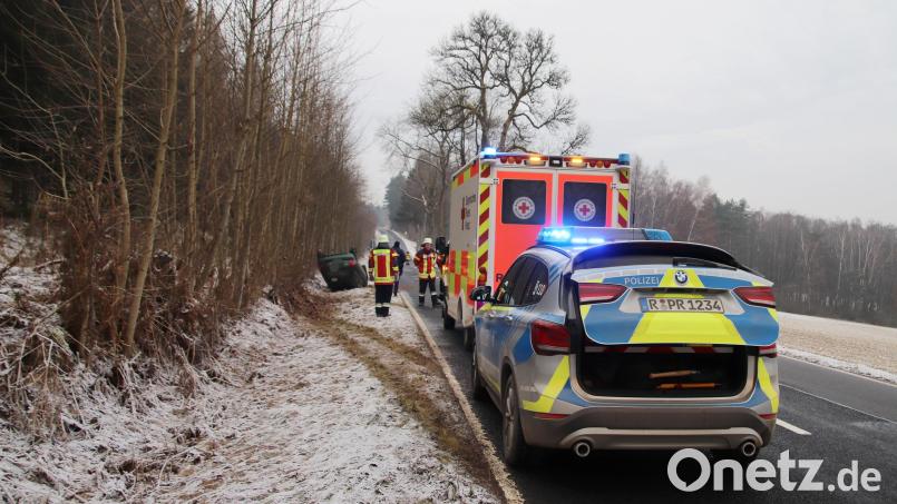 Polizei, Rettungsdienst und Polizei waren auf die Staatsstraße alarmiert worden. Bild: jma