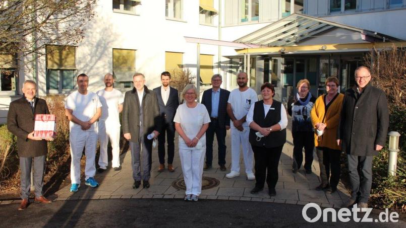 Landrat Roland Grillmeier und Klinken Vorstand Michael Hoffmann überreichten an die Mitarbeiter des Krankenhauses Kemnath kleine Präsente. Bild: Kliniken Nordoberpfalz/exb